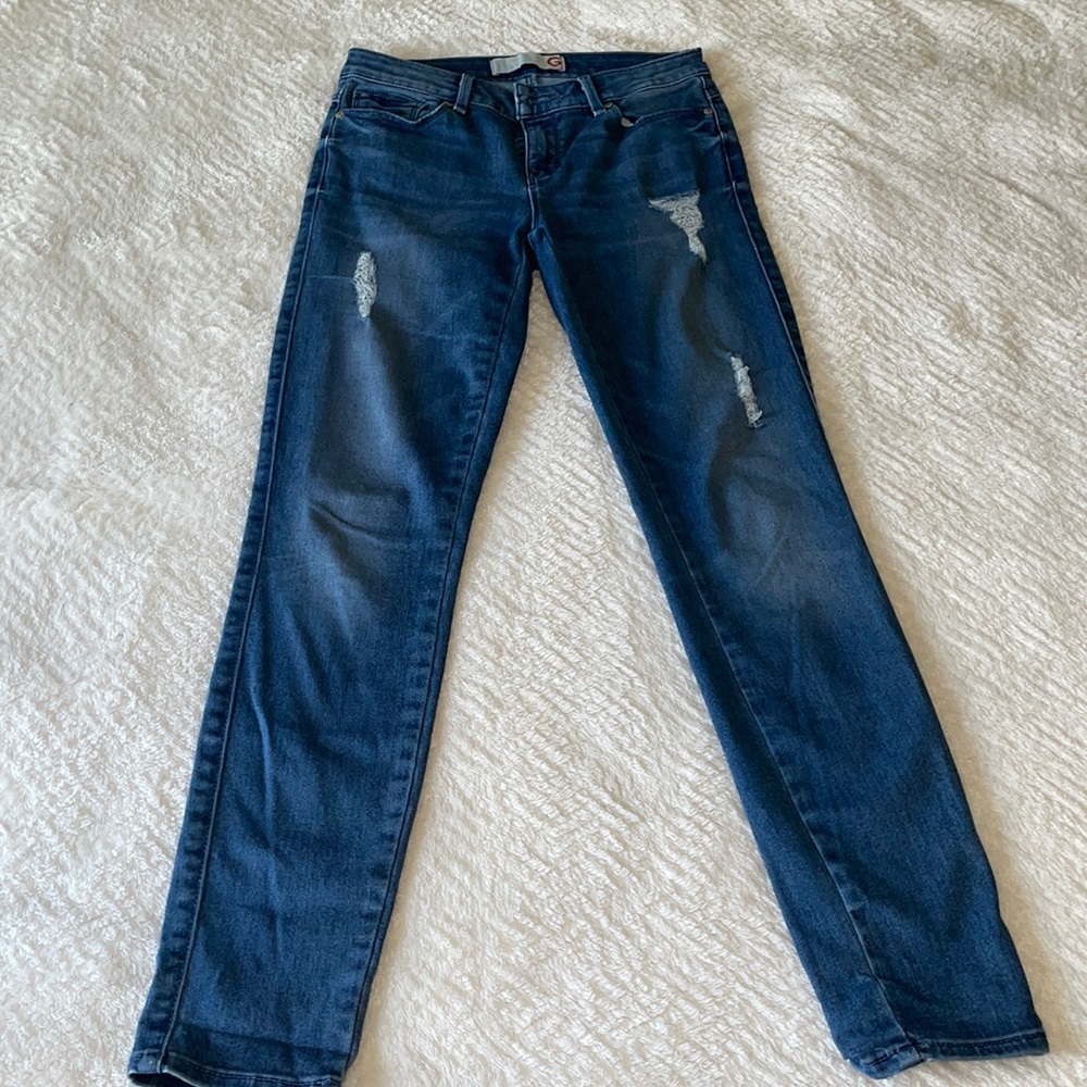 Women’s skinny, low rise jeans.